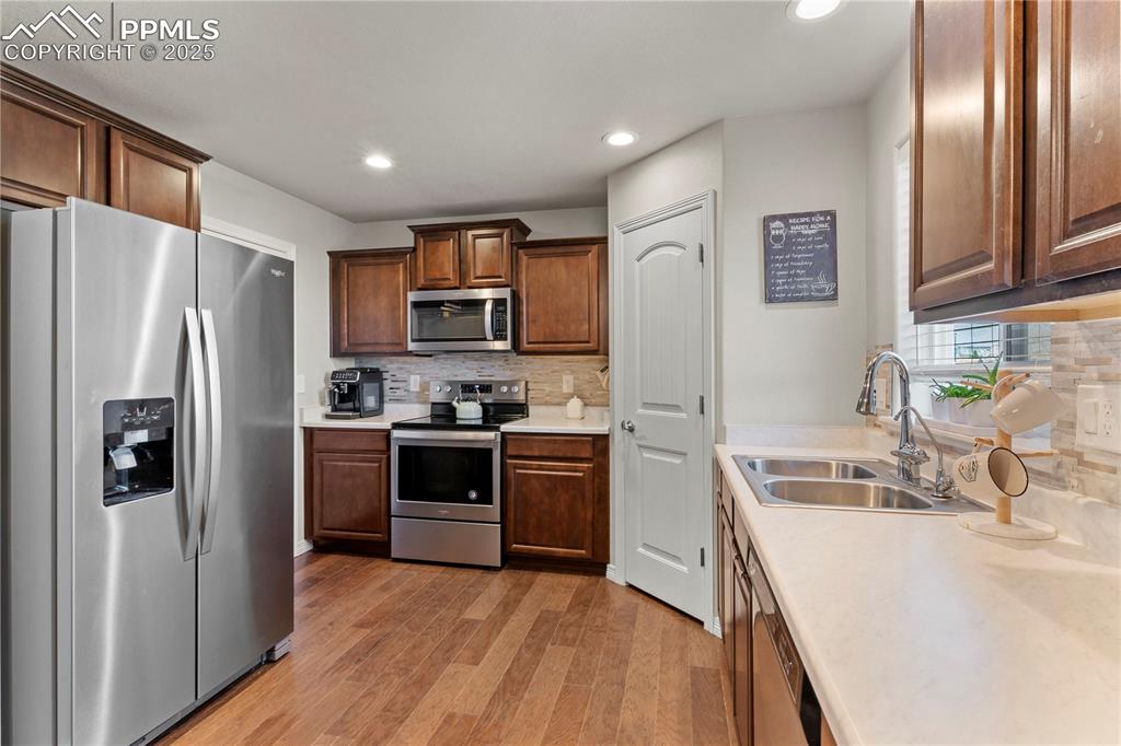Image 10 of 25: Kitchen