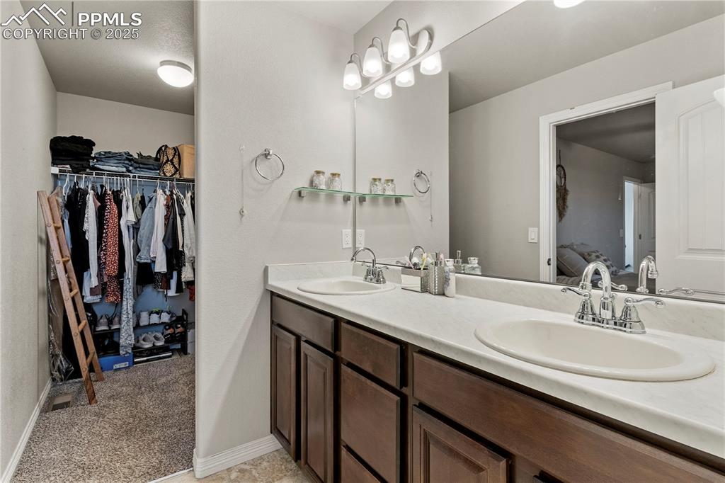 Image 16 of 25: Bathroom