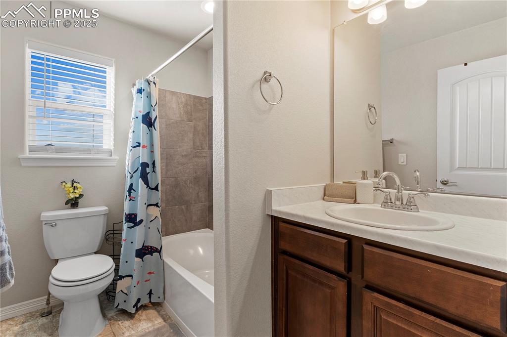 Image 19 of 25: Bathroom