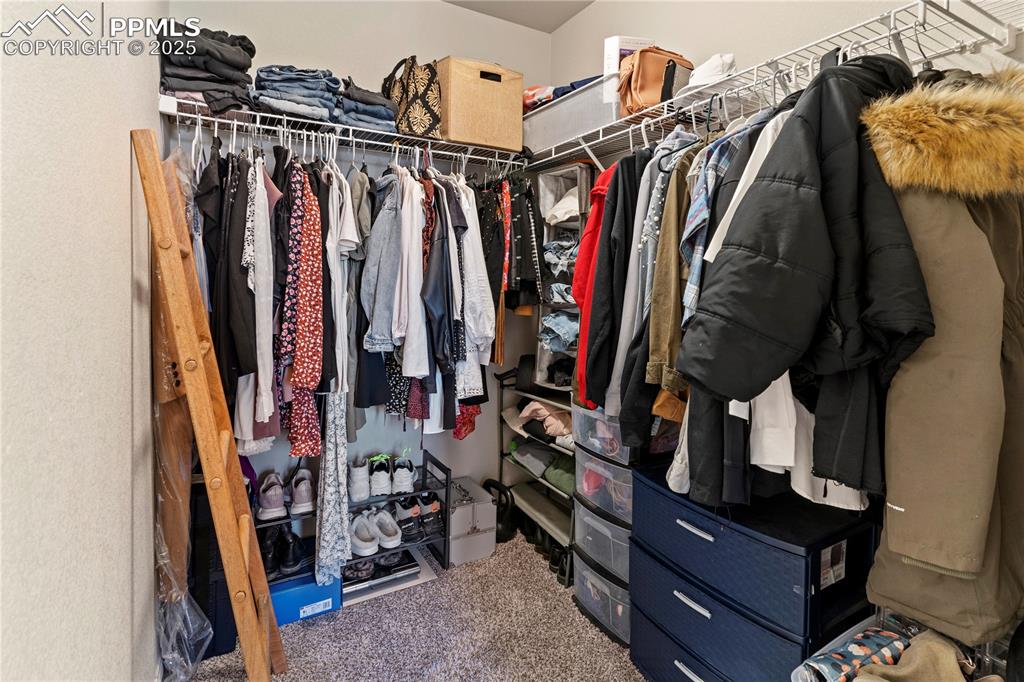 Image 20 of 25: Closet