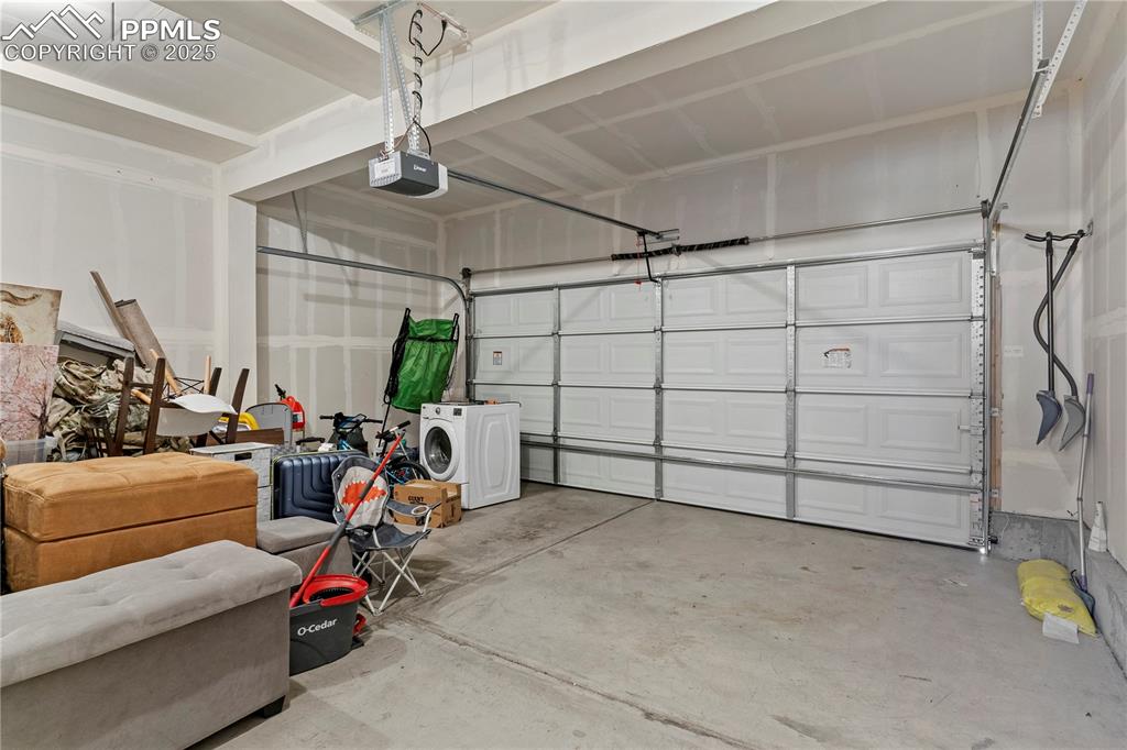 Image 24 of 25: Garage