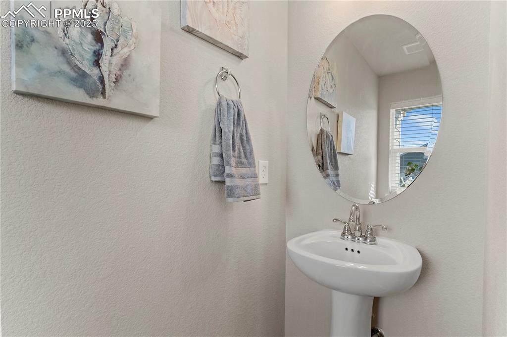 Image 5 of 25: Bathroom
