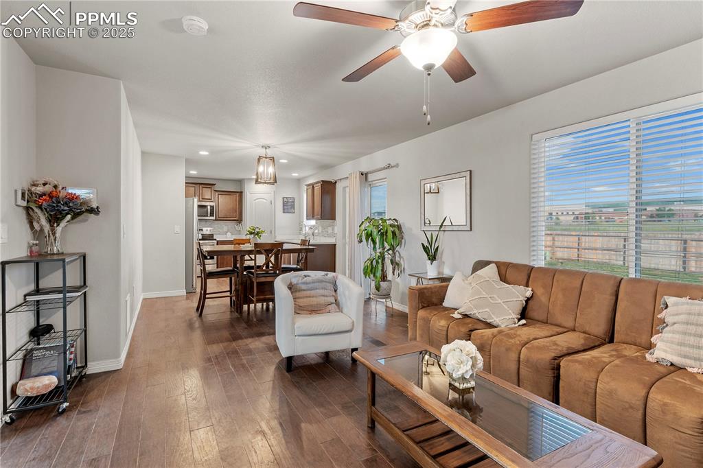 Image 7 of 25: Living Room