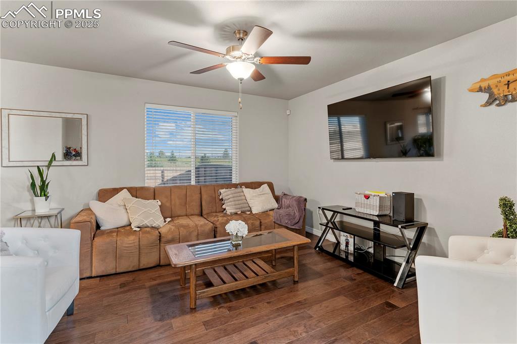 Image 8 of 25: Living Room