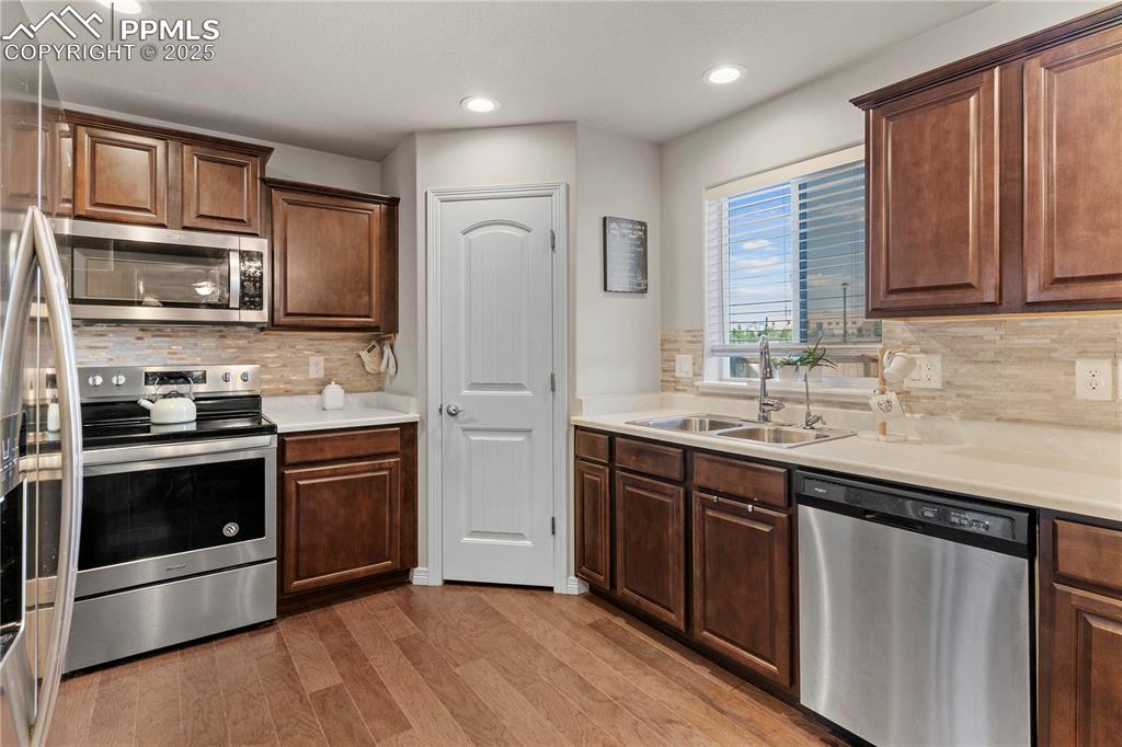 Image 9 of 25: Kitchen