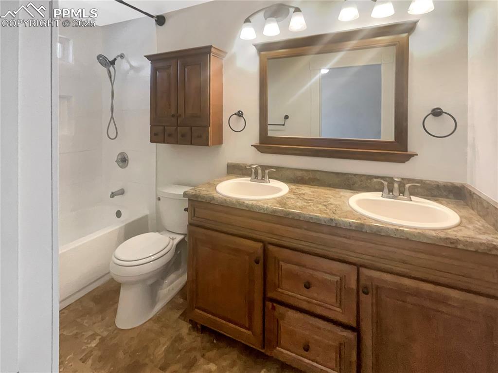 Image 15 of 22: Bathroom