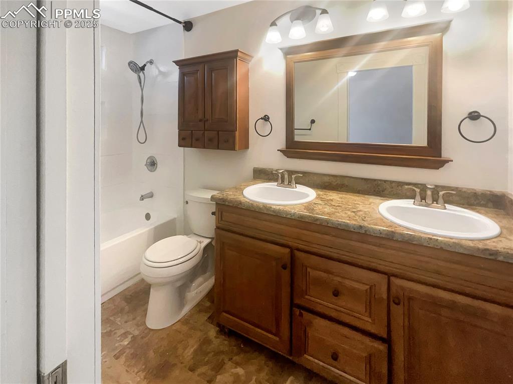 Image 16 of 22: Bathroom