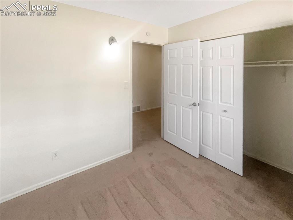 Image 18 of 22: Bedroom