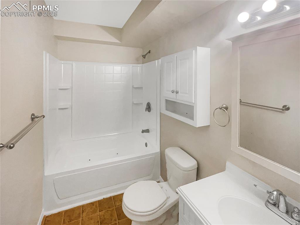 Image 19 of 22: Bathroom