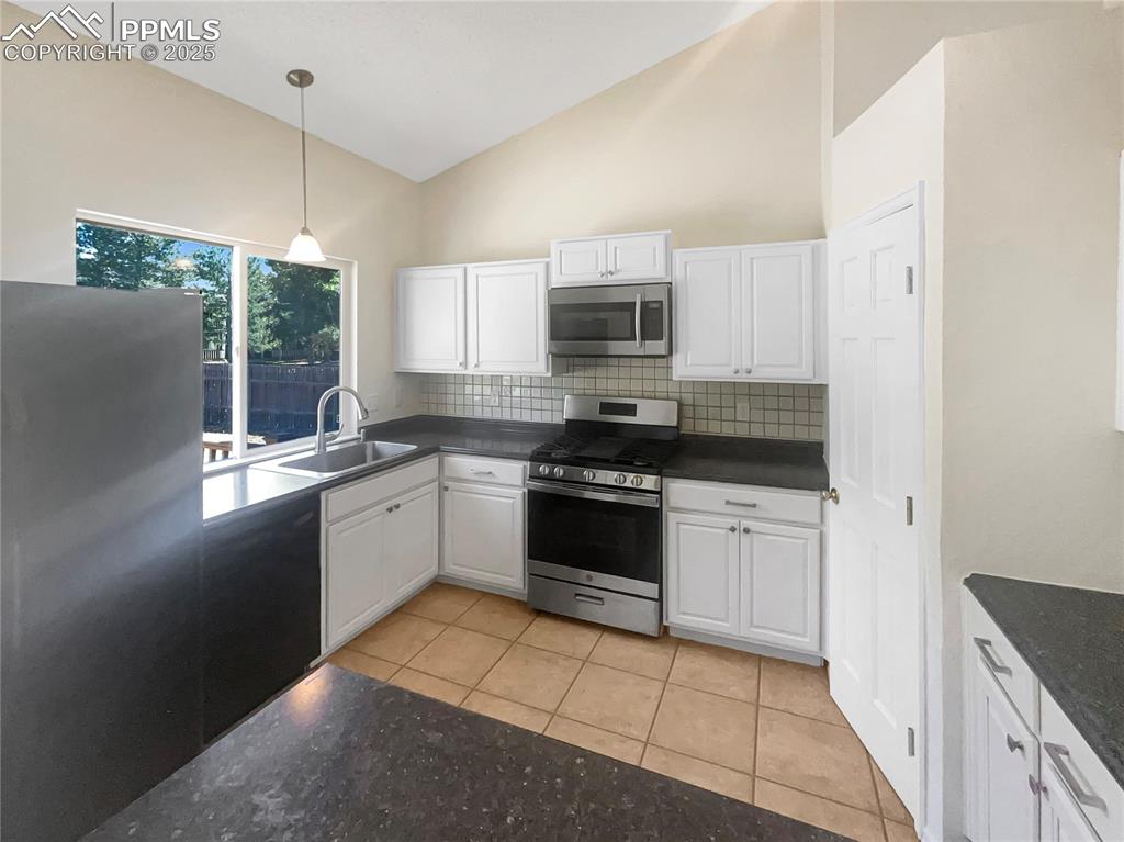 Image 6 of 22: Kitchen