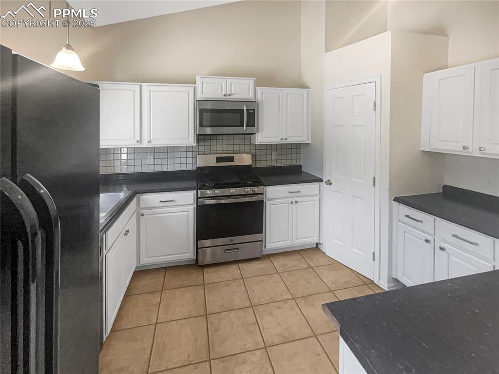 Image 9 of 22: Kitchen