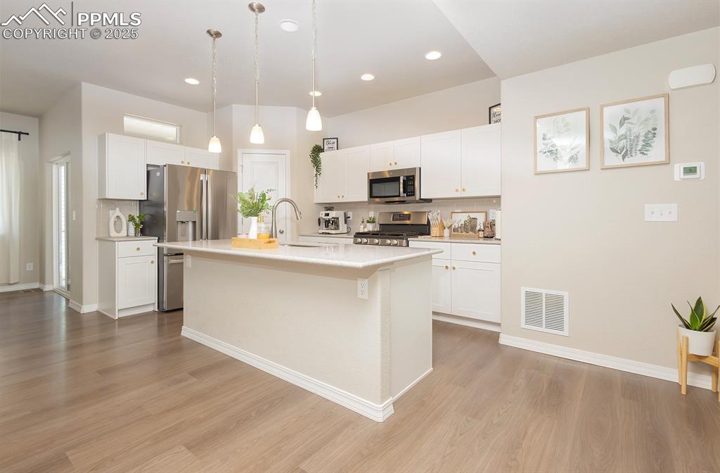 Image 13 of 32: Kitchen