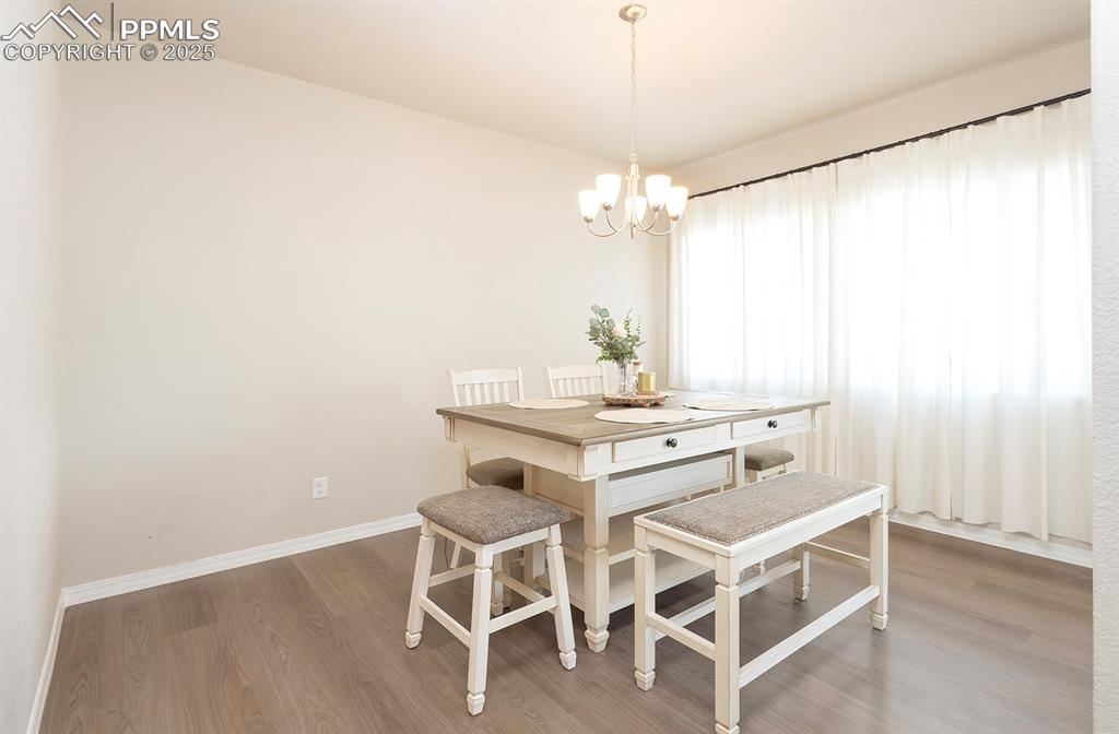 Image 16 of 32: Dining Area