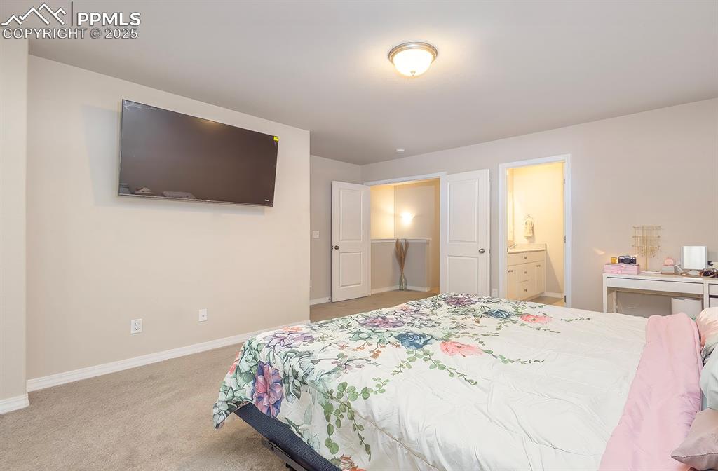 Image 19 of 32: Bedroom