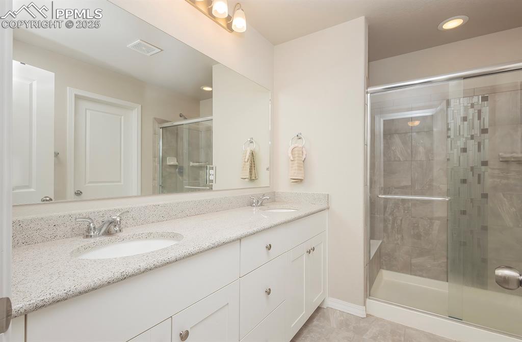 Image 21 of 32: Bathroom