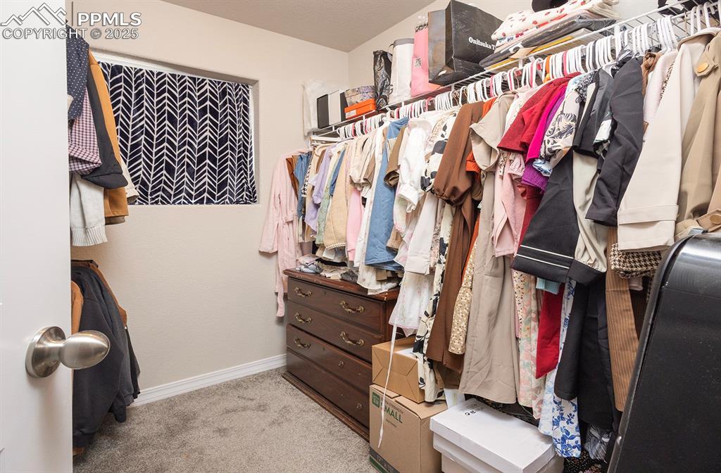 Image 22 of 32: Closet