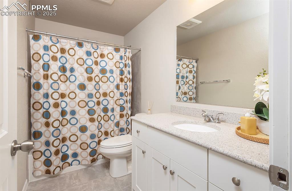 Image 24 of 32: Bathroom