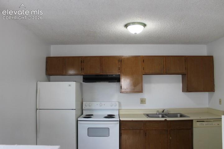Image 2 of 9: Kitchen