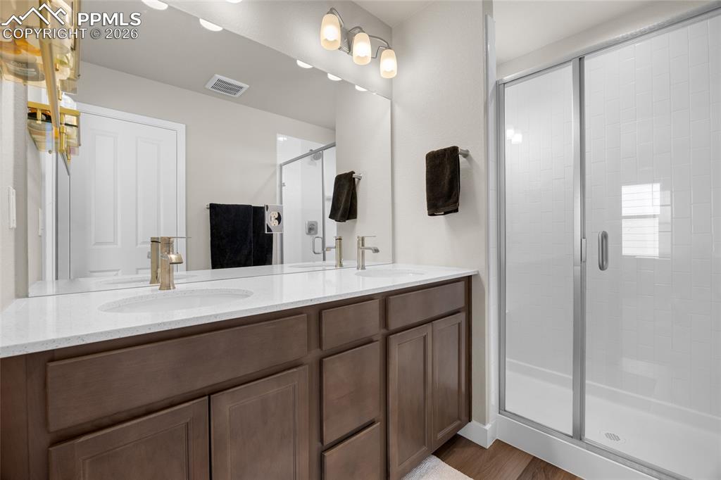 Image 20 of 43: Bathroom