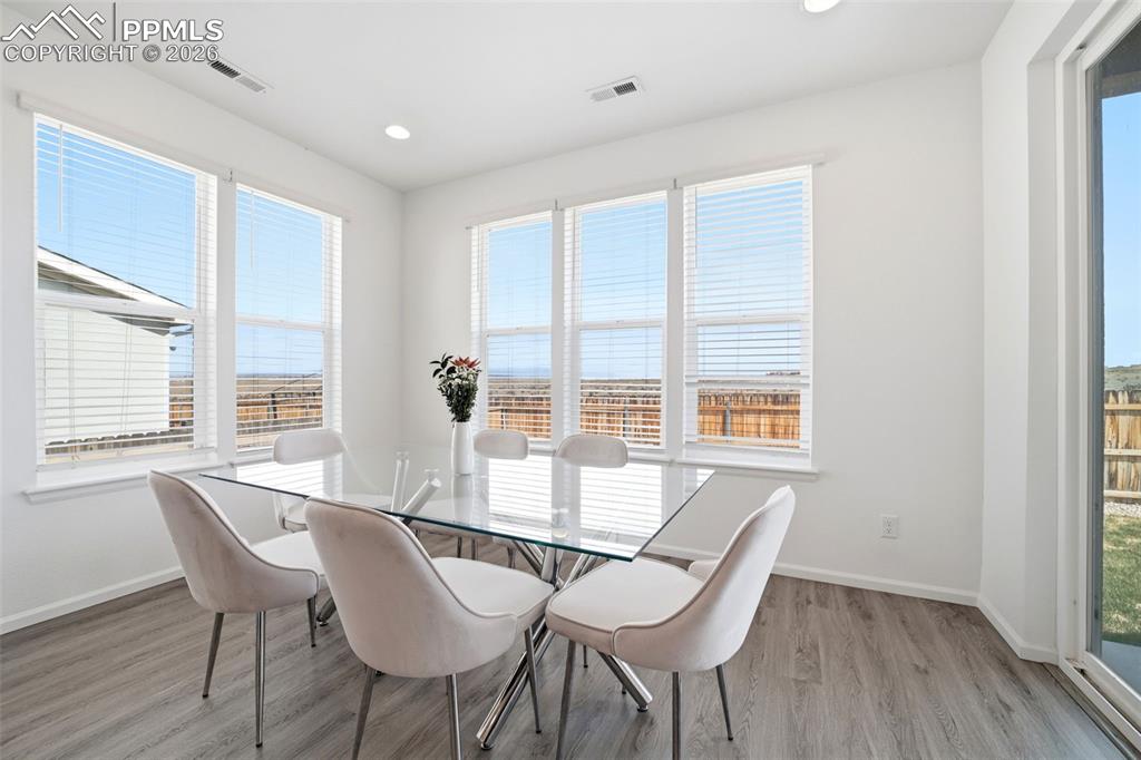 Image 14 of 45: Dining Area