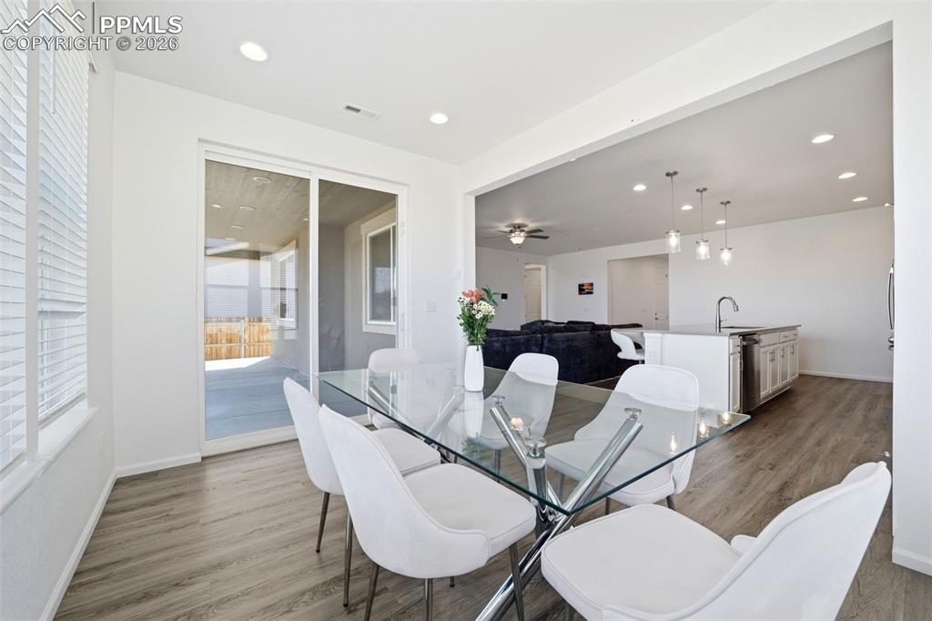 Image 16 of 45: Dining Area
