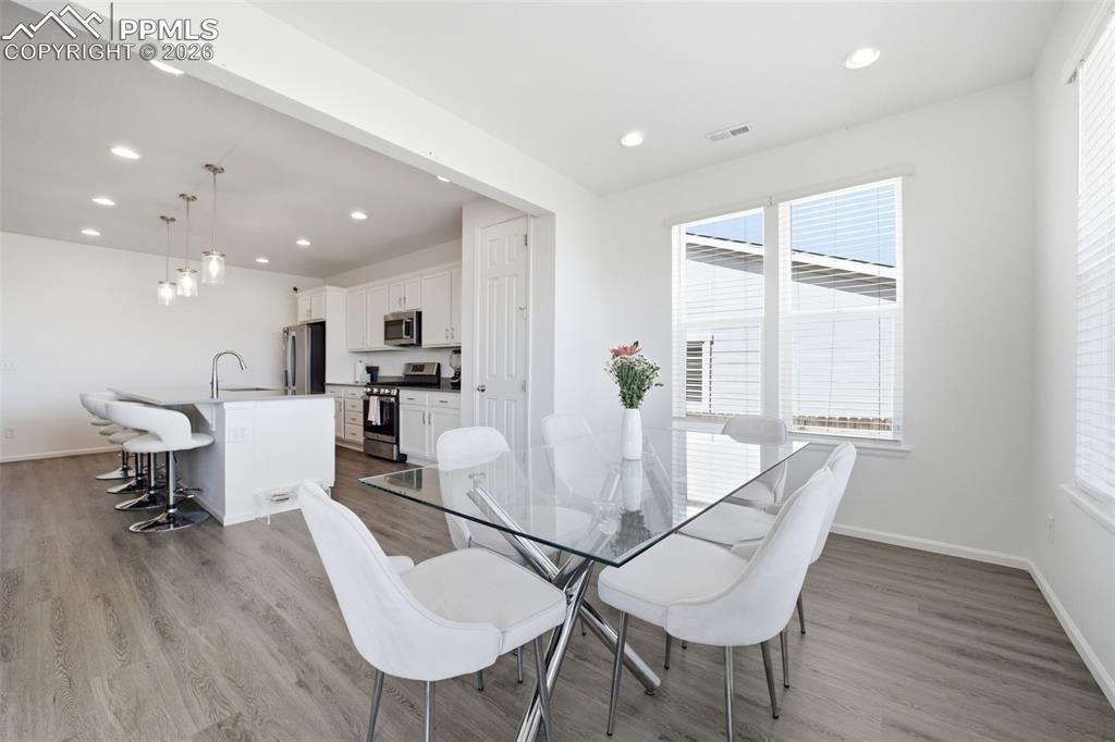 Image 17 of 45: Dining Area