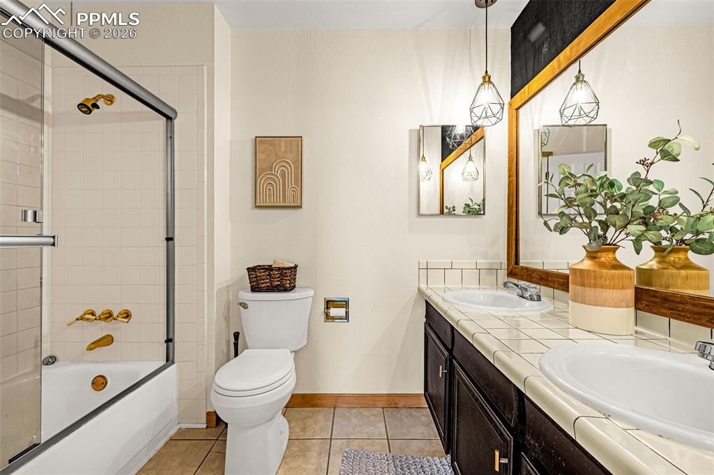 Image 14 of 42: Bathroom