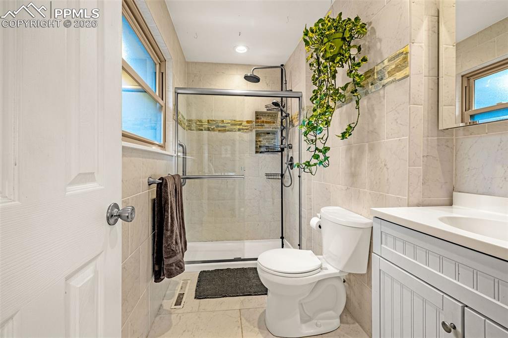 Image 18 of 42: Bathroom