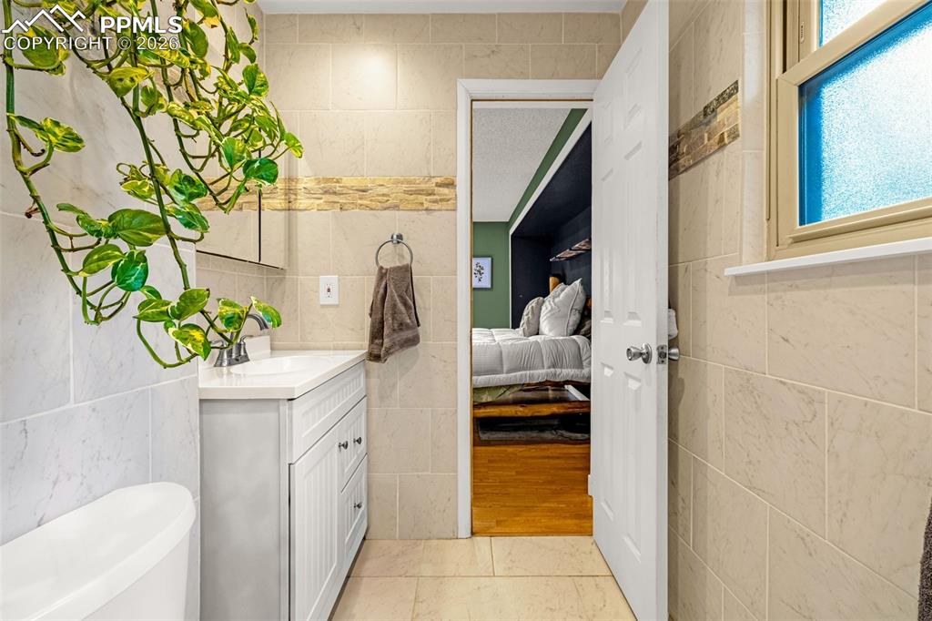 Image 19 of 42: Bathroom