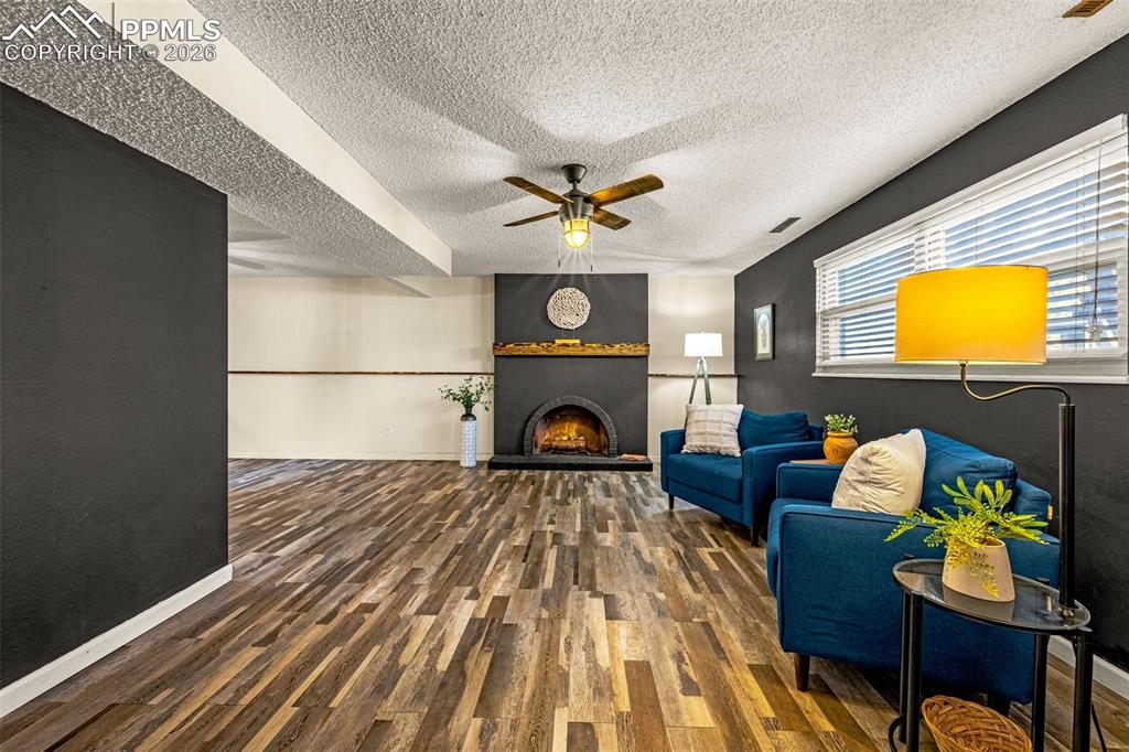 Image 20 of 42: Living Room