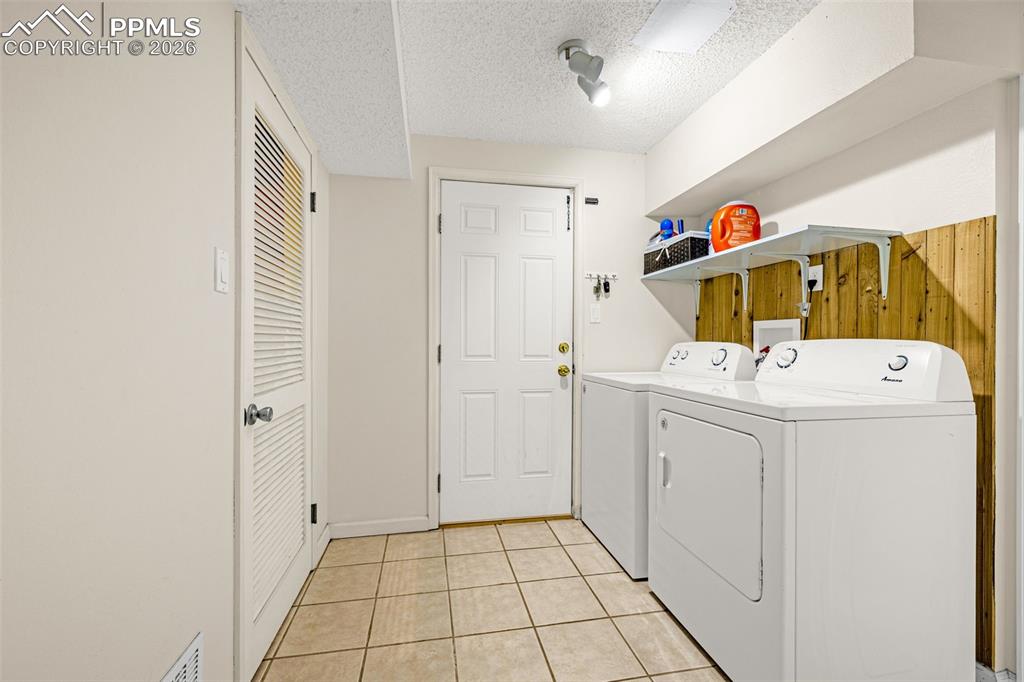 Image 27 of 42: Laundry