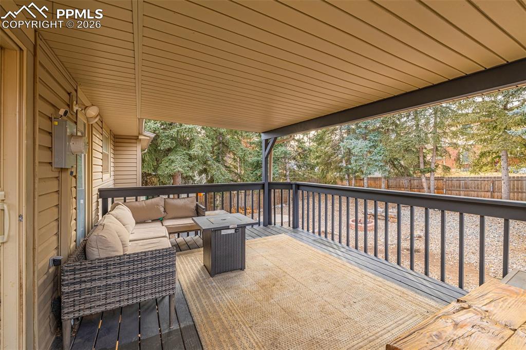 Image 28 of 42: Deck