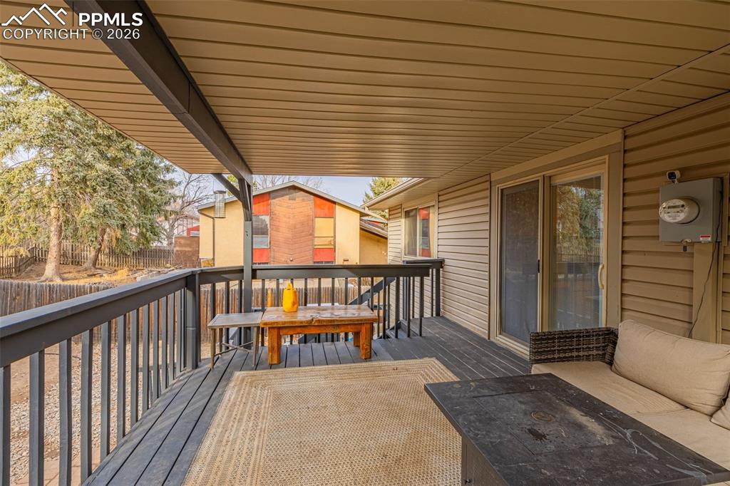 Image 29 of 42: Deck