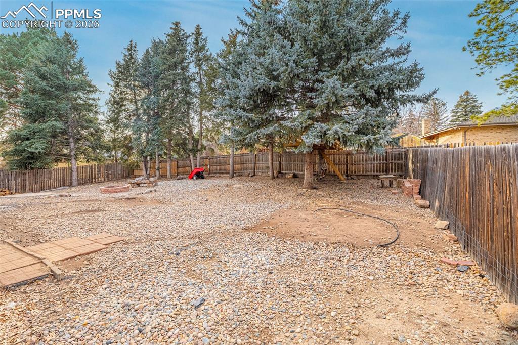 Image 33 of 42: Yard