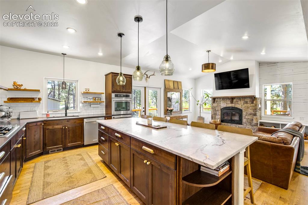 Image 14 of 50: Kitchen