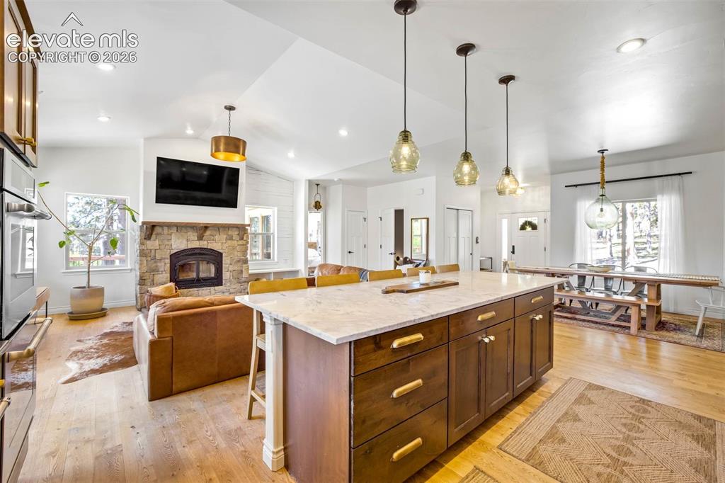 Image 15 of 50: Kitchen