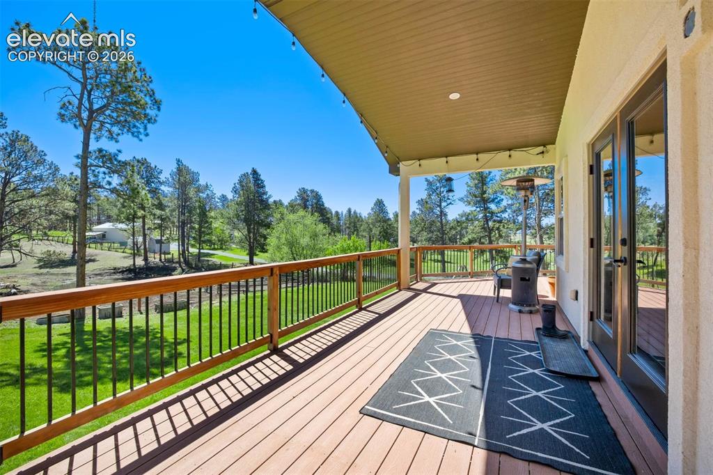 Image 19 of 50: Deck