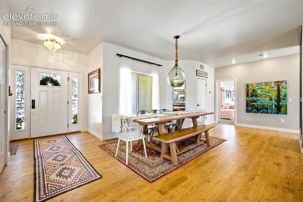 Image 6 of 50: Dining Area