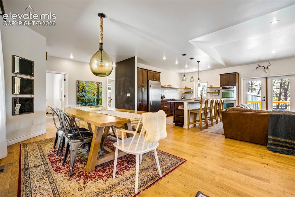 Image 7 of 50: Dining Area