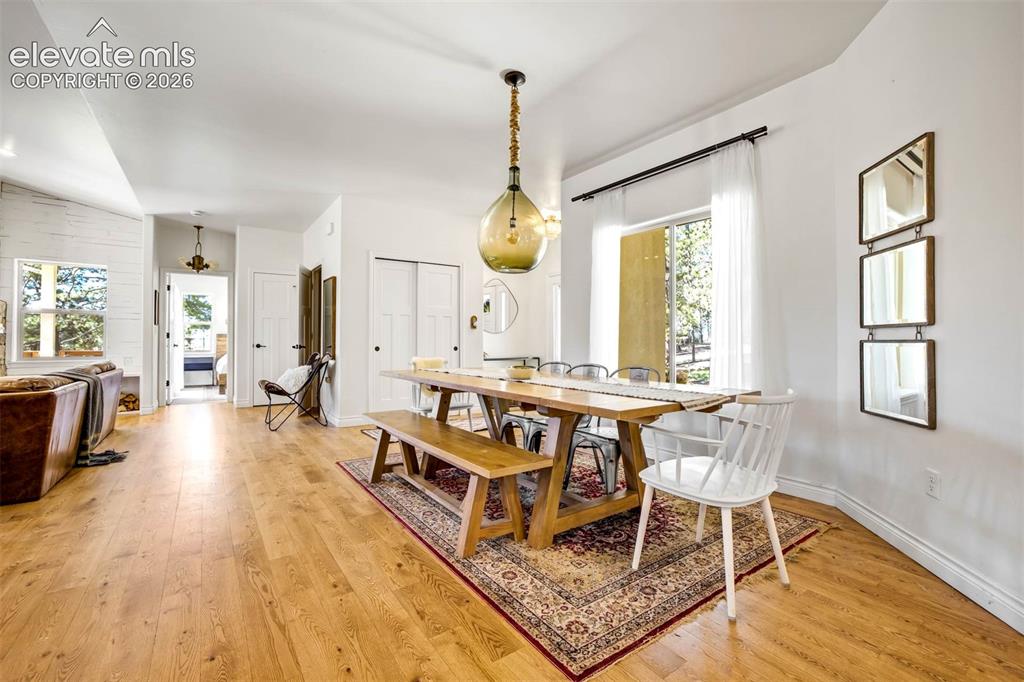 Image 8 of 50: Dining Area