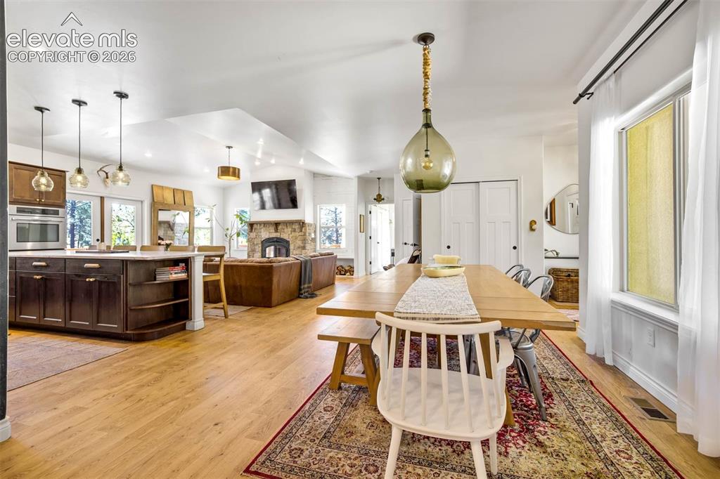 Image 9 of 50: Dining Area