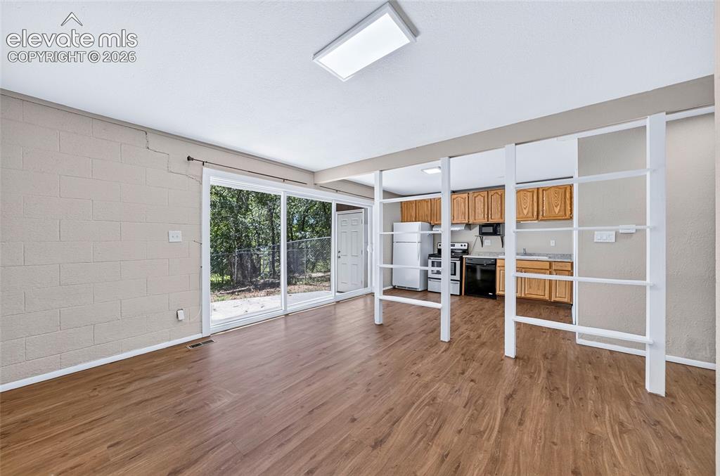 Image 7 of 15: Living Room