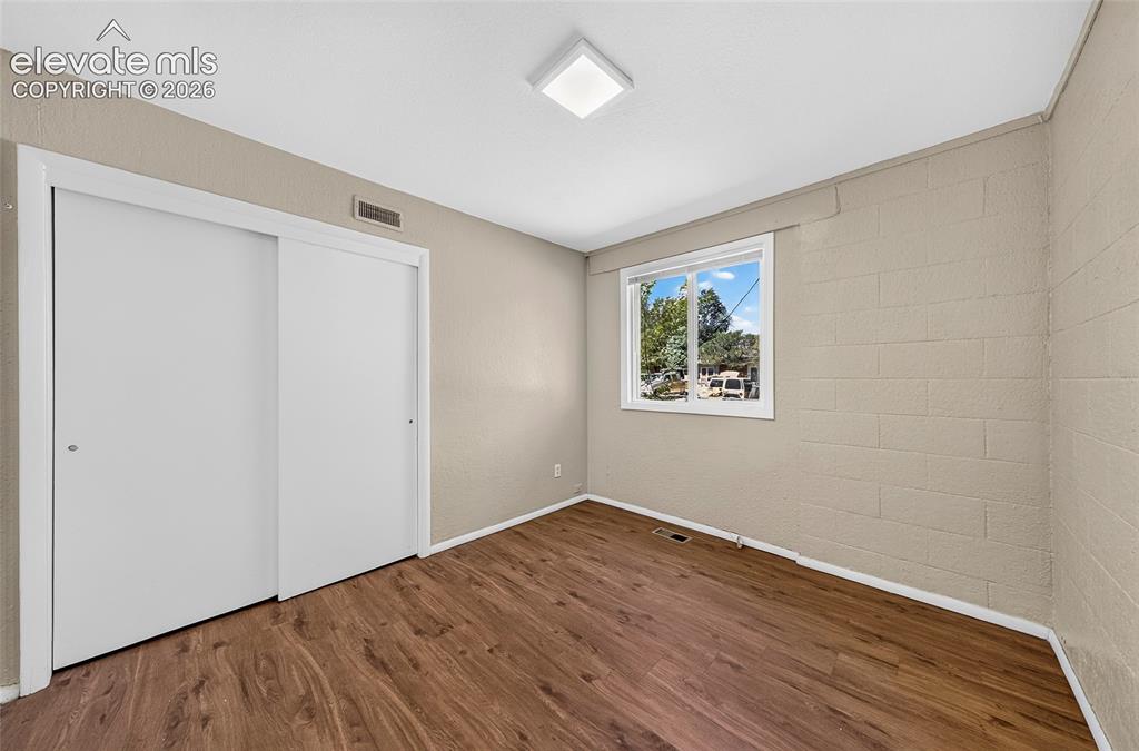 Image 8 of 15: Bedroom