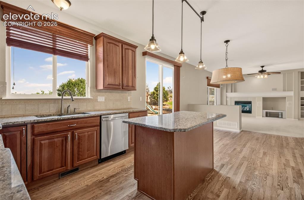 Image 16 of 49: Kitchen