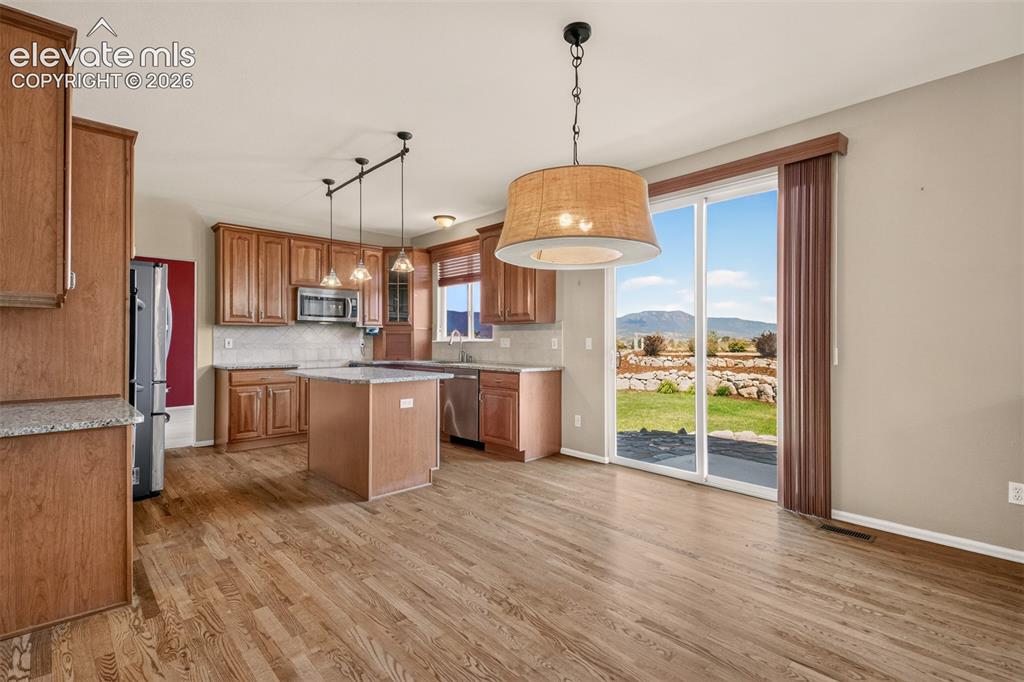 Image 18 of 49: Kitchen