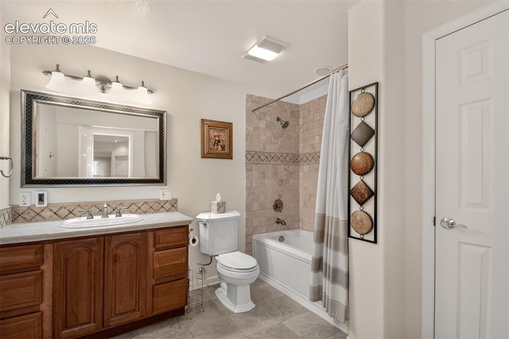 Image 39 of 49: Bathroom