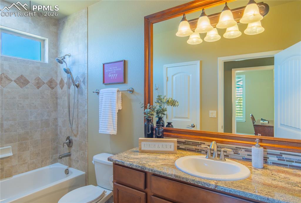 Image 18 of 49: Bathroom