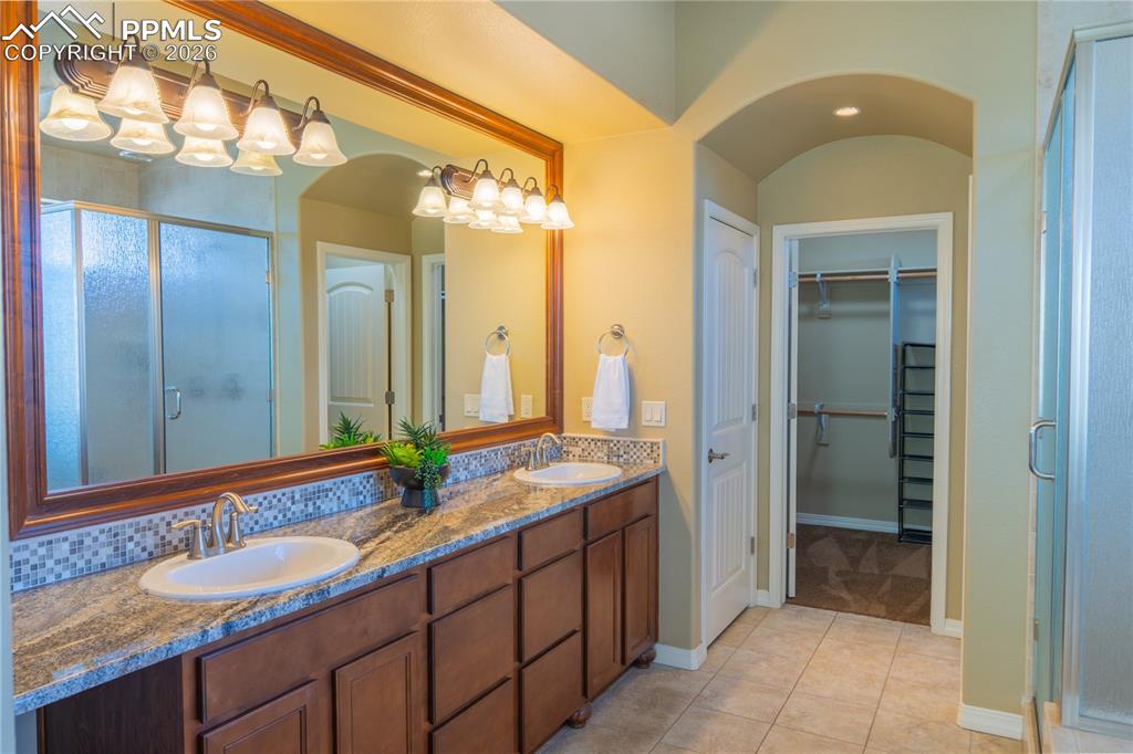 Image 22 of 49: Bathroom