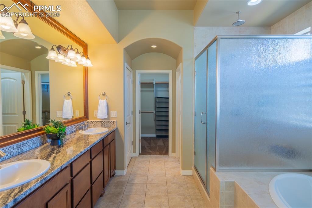 Image 23 of 49: Bathroom