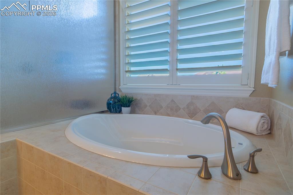 Image 24 of 49: Bathroom